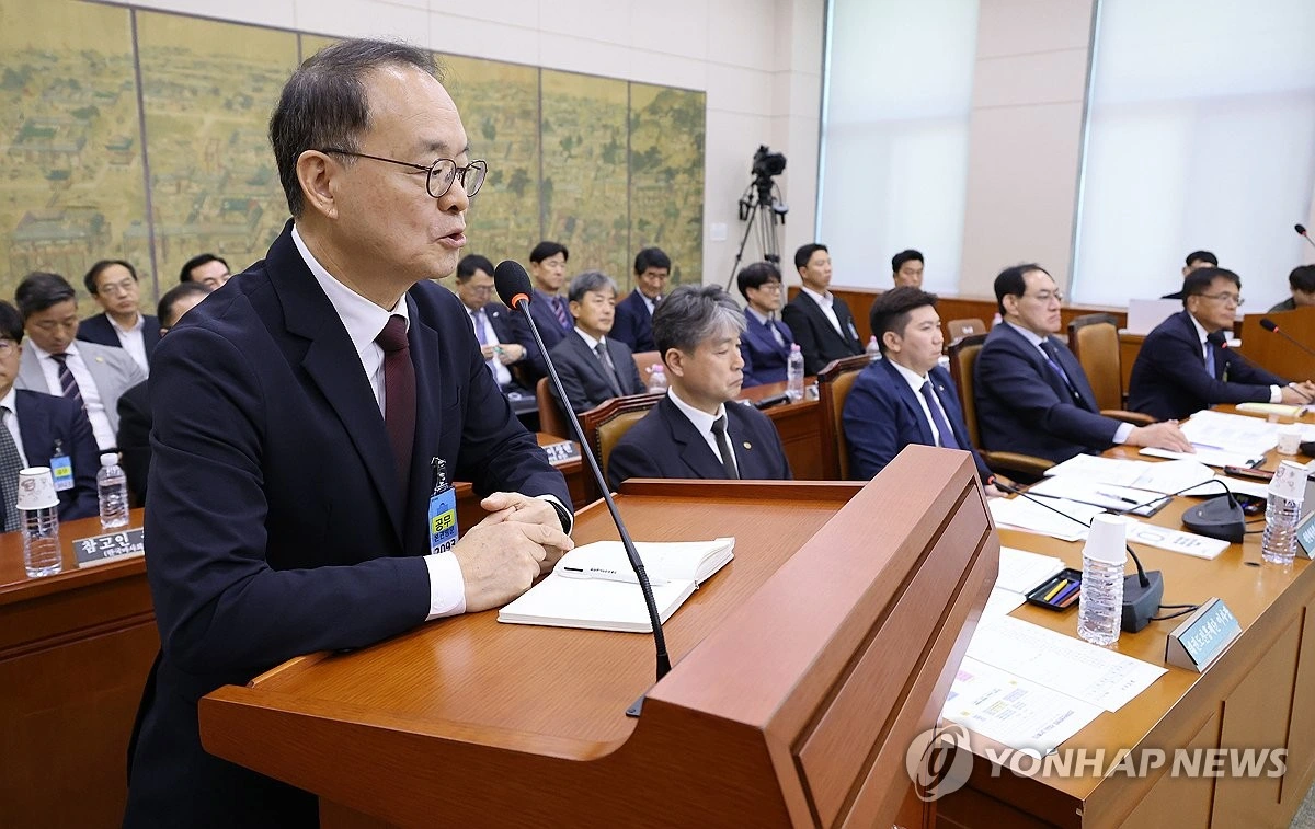 2026년 10월 21일 국회 국정감사에서 답변하는 이용수 대한축구협회장 직무대행