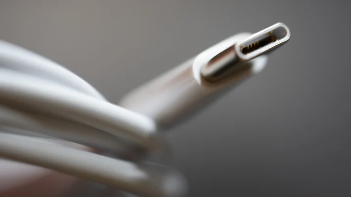 둥글게 감긴 흰색 케이블 위로 USB-C 커넥터가 보이는 확대 사진