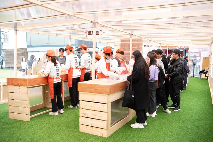 2024 구미라면축제 부스에서 음식을 준비하는 운영진과 주문을 기다리는 방문객