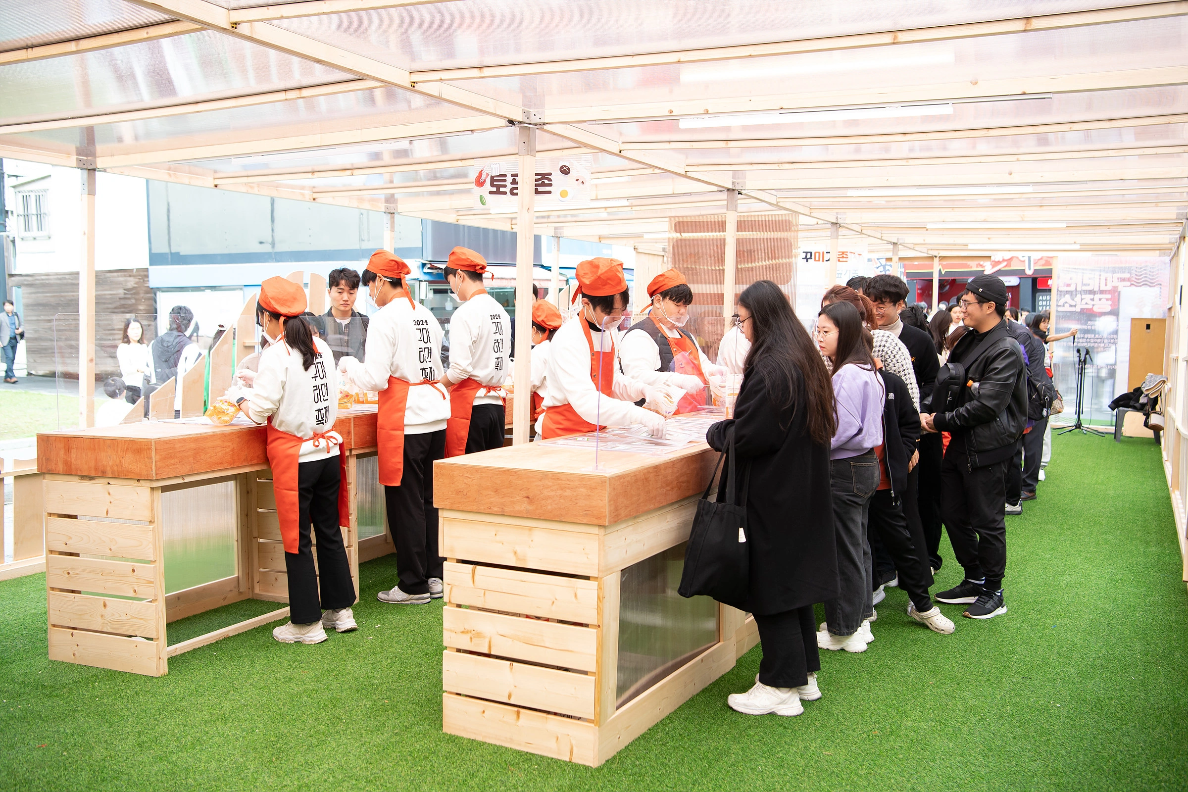 2024 구미라면축제 부스에서 음식을 준비하는 운영진과 주문을 기다리는 방문객