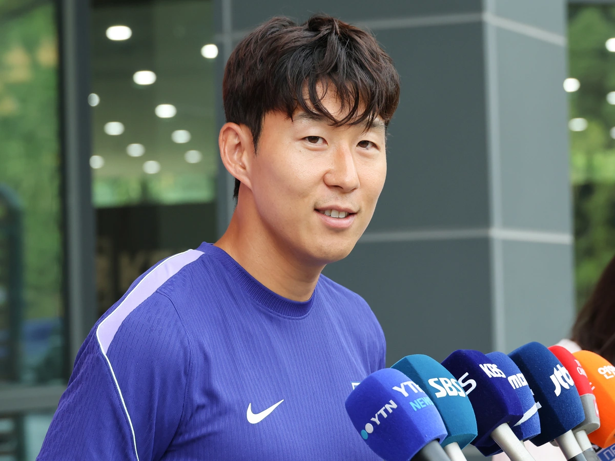 2026년 9월 23일 천안 코리아풋볼파크에서 취재진과 인터뷰하는 손흥민