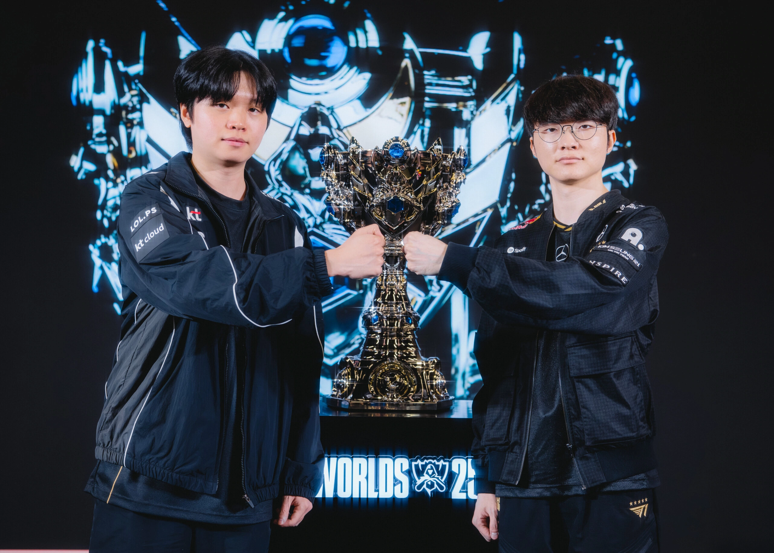 트로피 양옆에 선 Bdd와 Faker