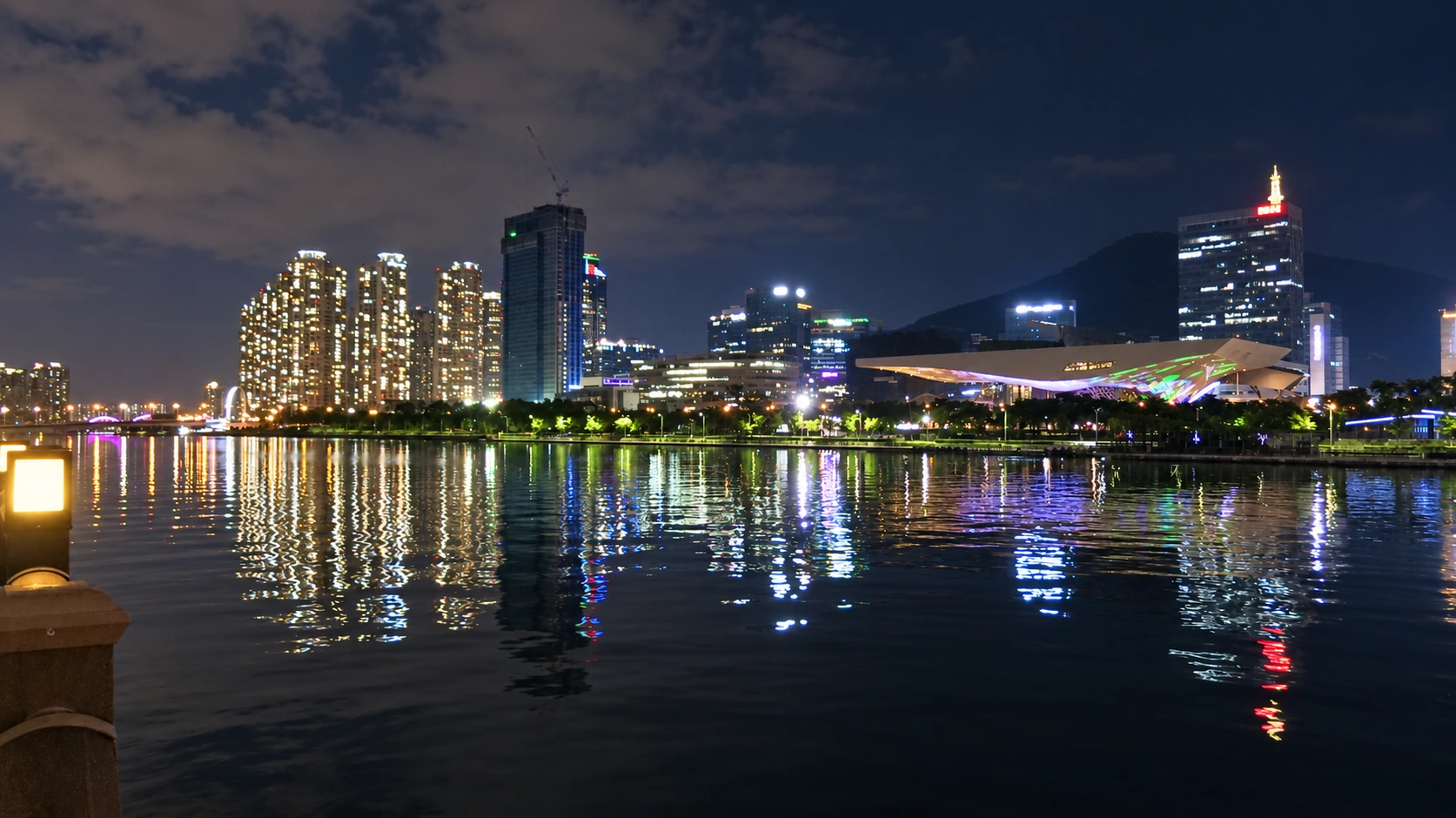 https://commons.wikimedia.org/wiki/File:Centum_City,_Busan.jpg